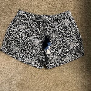 Women’s vineyard vines size S blue patterned shorts with pockets